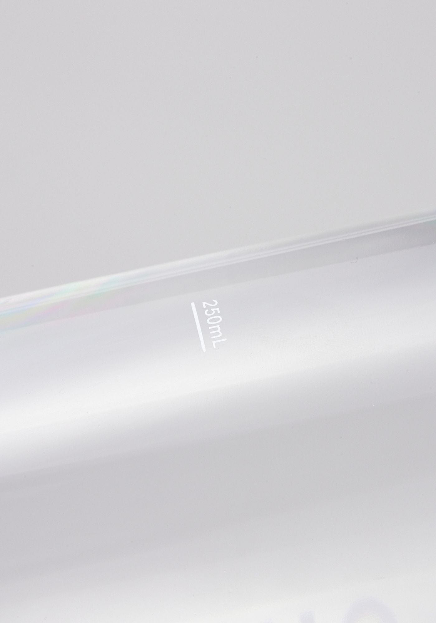 Vue rapproche de la bouteille d'eau graduee Dupuis