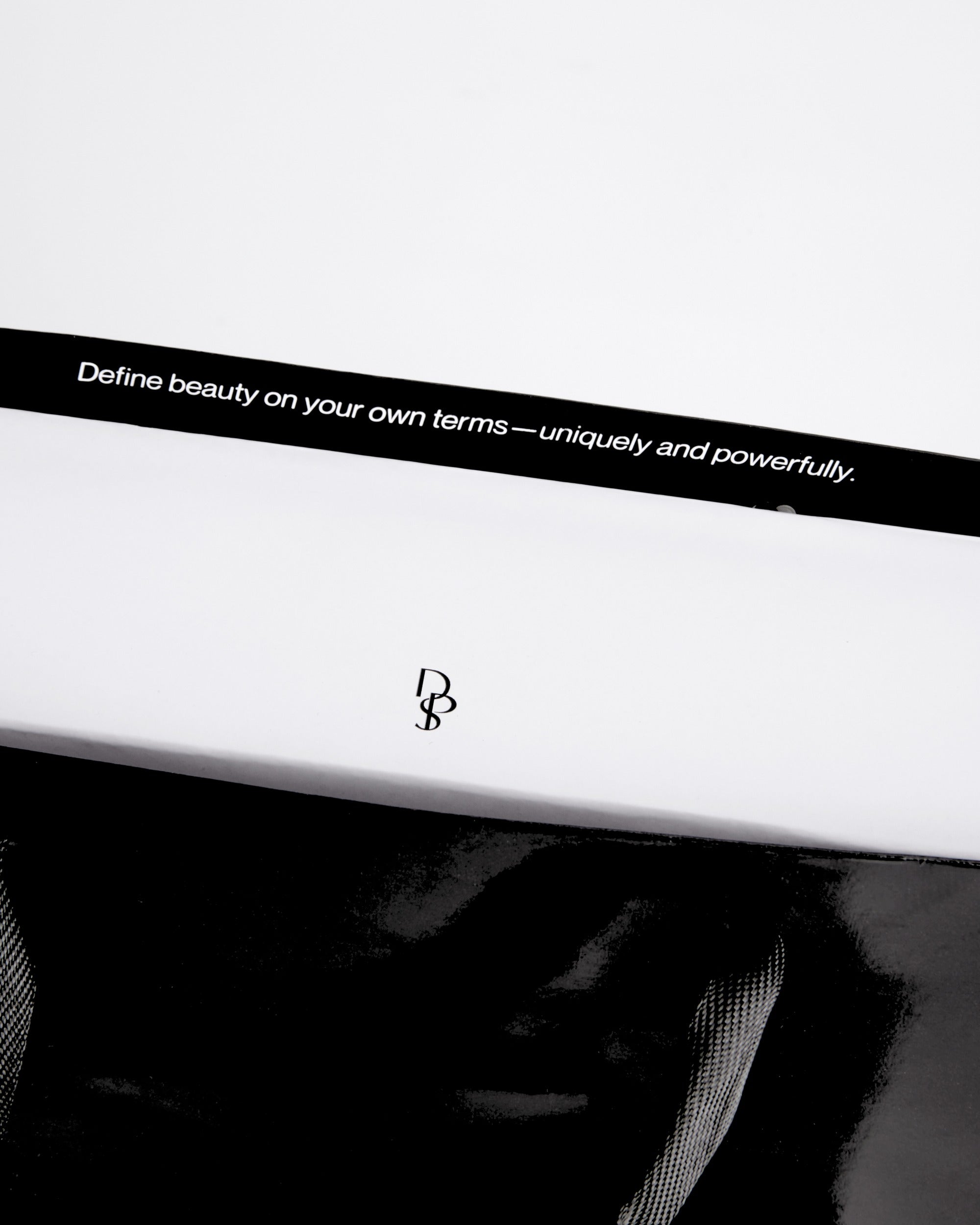 Sac noir Dupuis contenant une boite