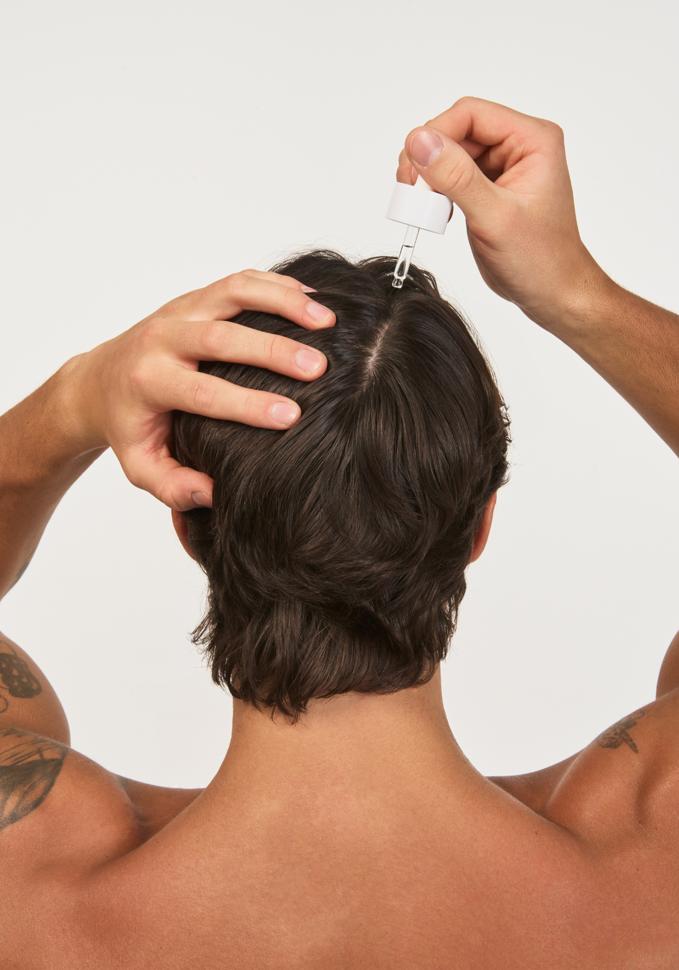 modèle qui met le sérum renaissance dans ses cheveux