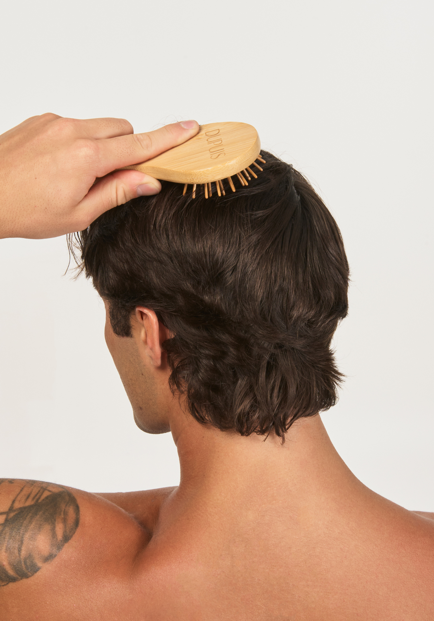 modèle qui utilise la brosse stimulante