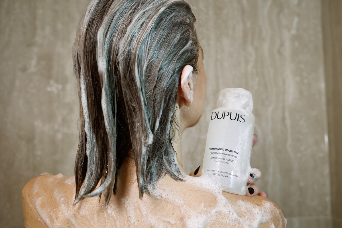 Mousse du Shampooing Densifiant sur des cheveux longs sous la douche